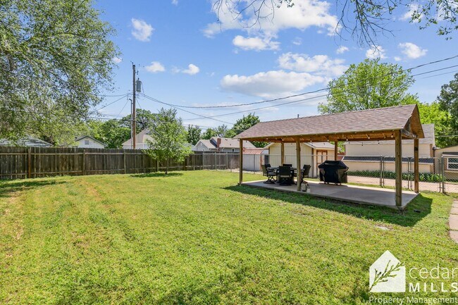 Building Photo - EXTRAORDINARY historic rental opportunity in Delano!!!!!! Move in Special!