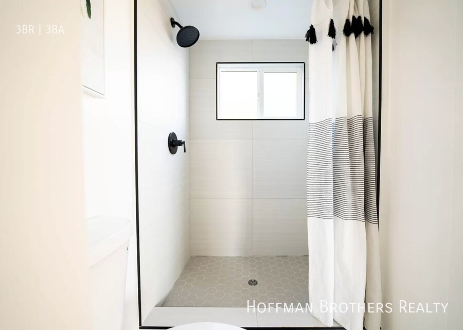 Building Photo - 2681 Roseview Ave