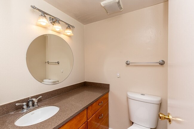 Building Photo - **LOOK NO FURTHER 3 BEDROOM TOWNHOME W/LAU...