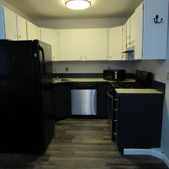 Kitchen - lots of cabinets - 3565 N Tamar Rd