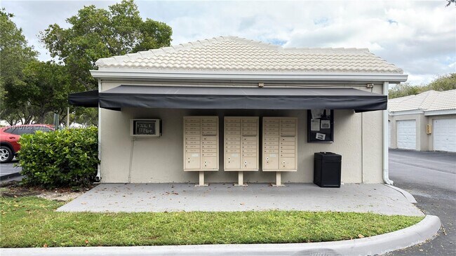 Building Photo - 2803 N Oakland Forest Dr