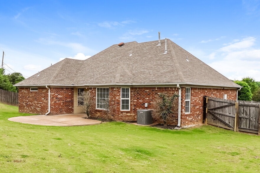 Building Photo - 1402 Leery Cove