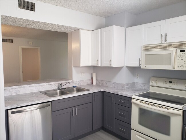 Building Photo - 12252 Royal Palm Blvd