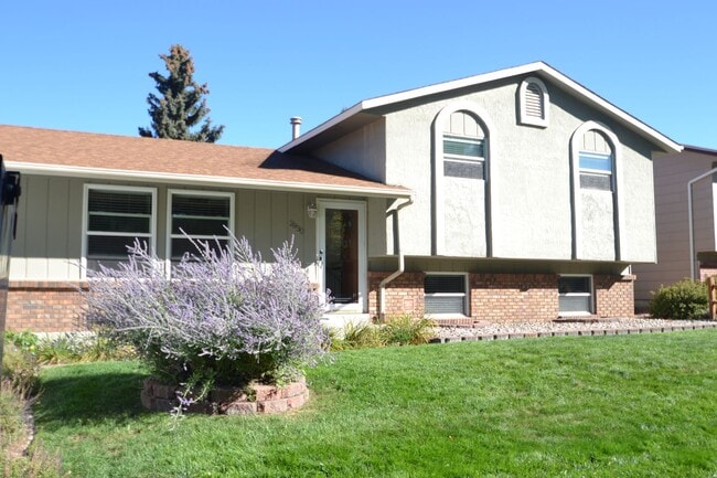 Building Photo - 4 Bed 3 Bath w/AC - Coming Soon! - MileSto...