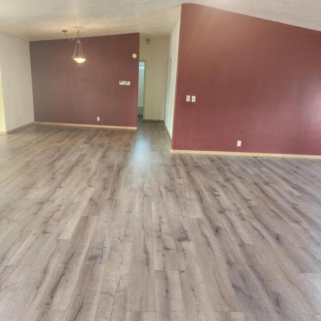 Building Photo - 1015 Doneen Ln