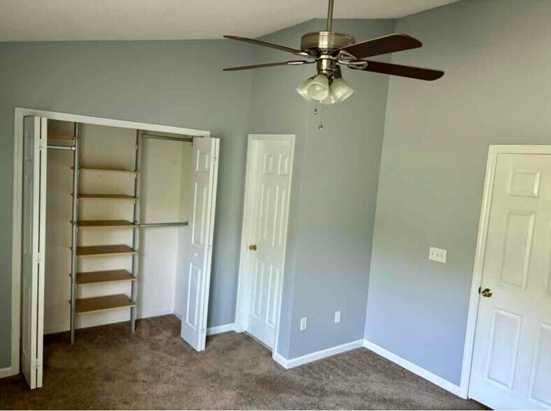 Building Photo - 7933 Shadow Oak Dr