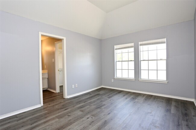 Building Photo - 2515 Hyland Park