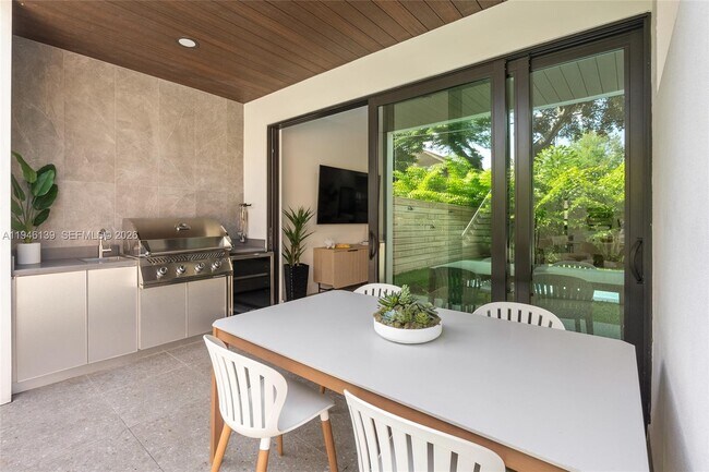 Building Photo - 325 SW 16th St