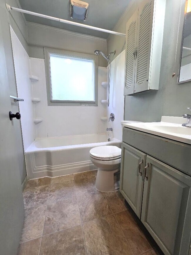 Building Photo - 3 Bedroom, 1 Bath Single Family Home!