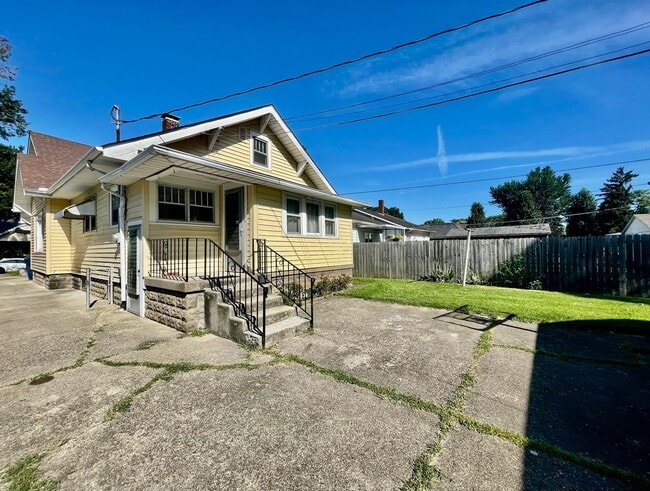Building Photo - Charming 2-Bedroom Home with Hardwood Floors & Private Driveway!