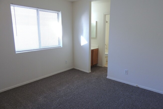 Building Photo - Inviting 3+2 split Floor plan!