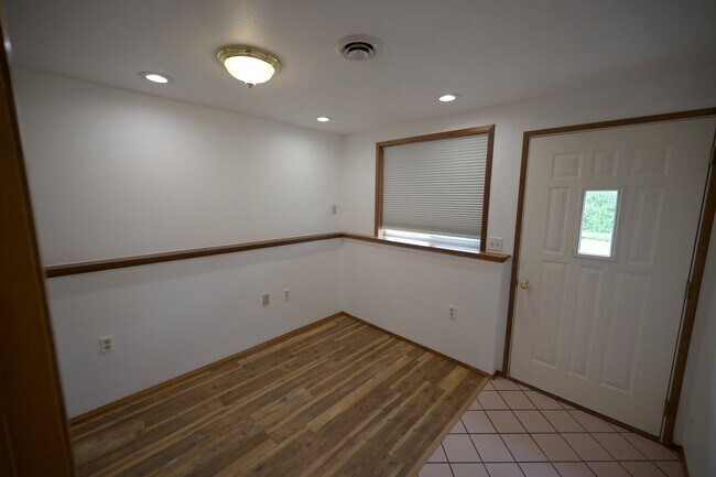 Building Photo - 4 bed, 2 bath, split level home in Sequim,...
