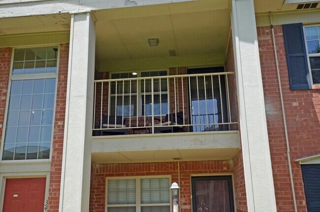 Building Photo - 2 Bed 1 Bath with Patio