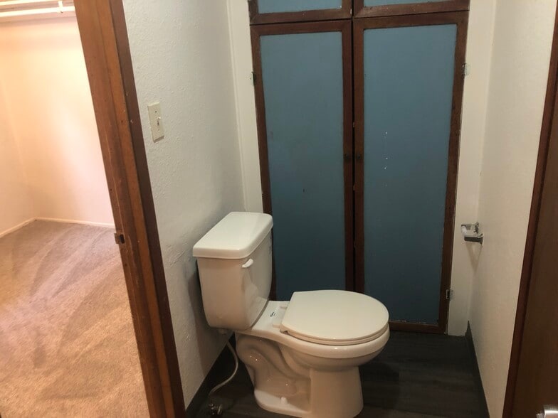 Building Photo - 555 SW State St