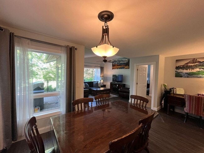 Building Photo - 2 Bed 2 Bath Unfurnished Golf Course Townhouse
