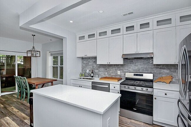 Building Photo - Stunningly Updated 2BD/2BA Ground Floor Unit in Elizabeth!