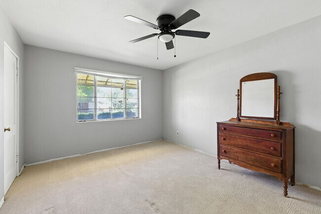 Building Photo - 3 Bedroom / 2 Bathroom Home With Large Bac...