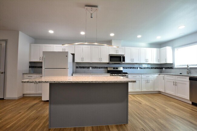 Building Photo - 1209 N Essex Ave
