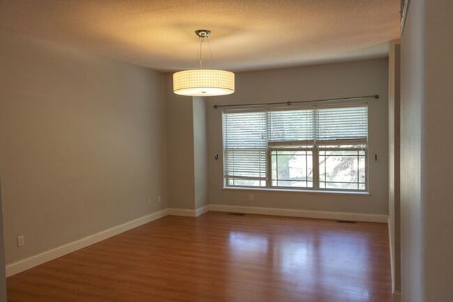 Building Photo - $2,400 | 3 Bedroom, 3.5 Bathroom Multi Flo...