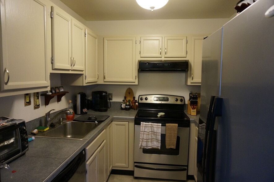 Building Photo - 200 Wheatsheaf Ln