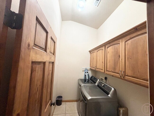 Building Photo - Beautiful home in La Verkin with all the v...