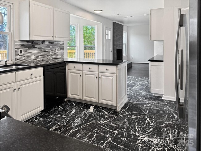 Building Photo - 8509 Golf Ridge Dr