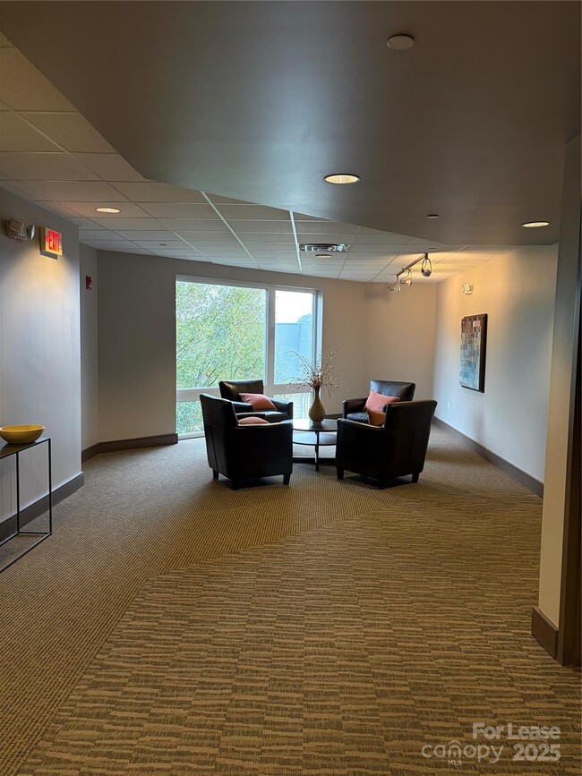 Building Photo - 2200 Lyndhurst Ave