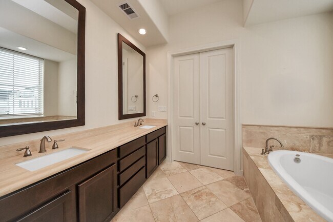 Building Photo - 2061 Fannin Station N