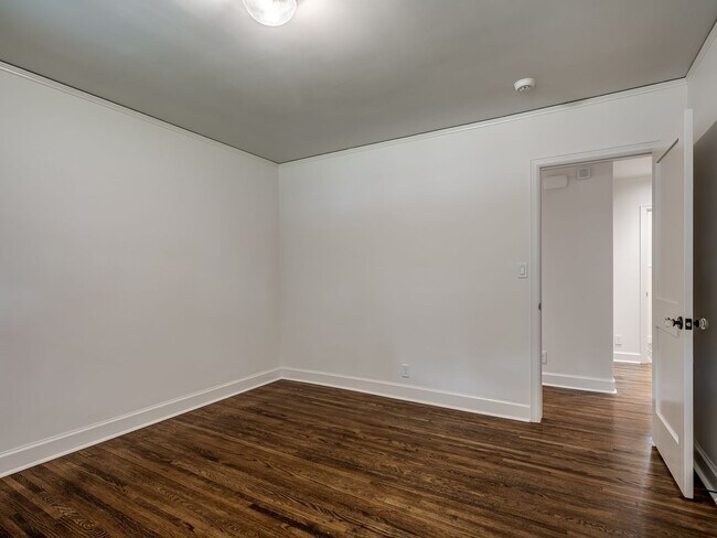 Building Photo - Luxury Living in the Heart of Tulsa