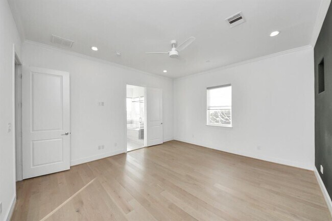 Building Photo - 4005 Woodshire Vlg Ests