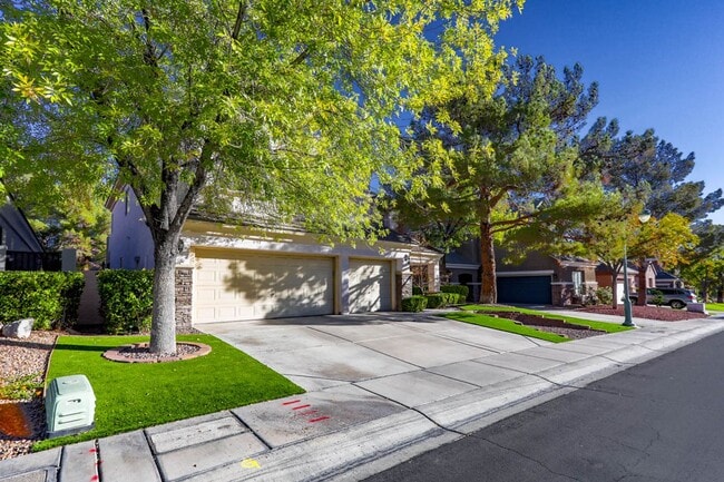 Building Photo - 4 Bedroom, Queens Ridge Guard Gated Commun...