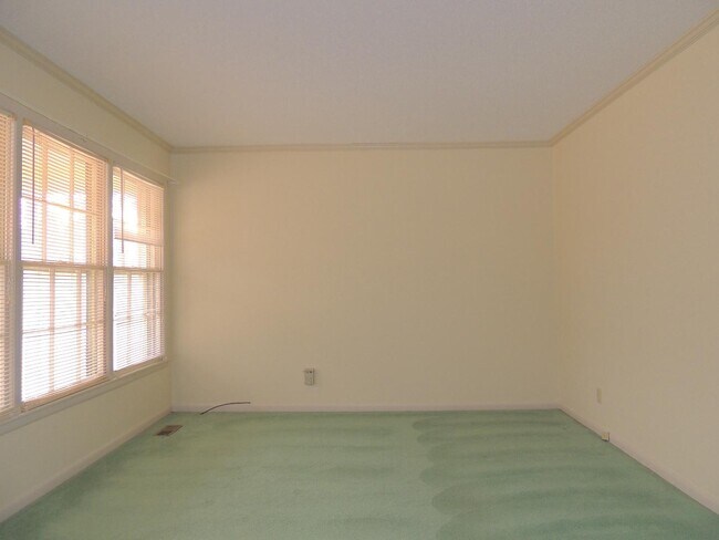 Building Photo - 2316 Rodgers Dr NE