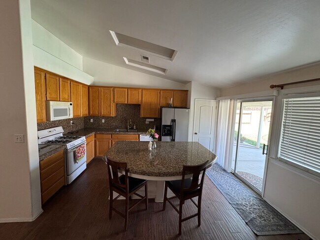 Building Photo - Great Family Home in Southwest Bakersfield