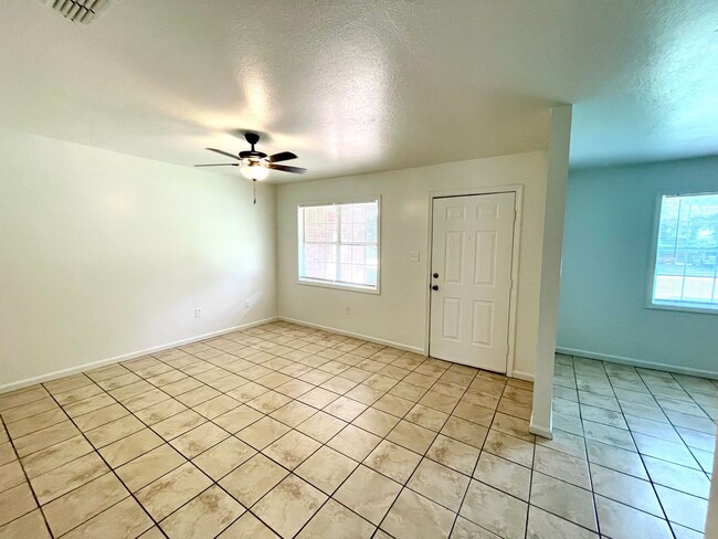 Building Photo - 2 Bed / 1 Bath Apartment In Truman Availab...