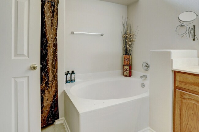 Building Photo - 6613 Cromarty Ln