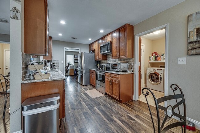 Building Photo - 211 Willow Creek Ct