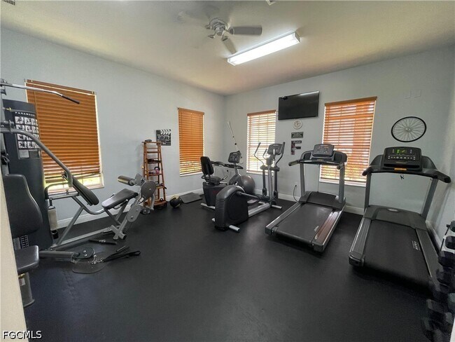 Building Photo - 3637 Pine Oak Cir
