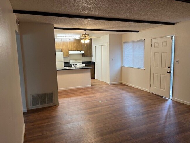 Building Photo - Condo: 2 Bedroom / 1 Bathroom - Citrus Heights