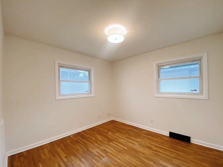 Building Photo - 3046 Buchanan St NE