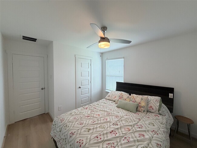 Building Photo - 4986 Edgewood Dr