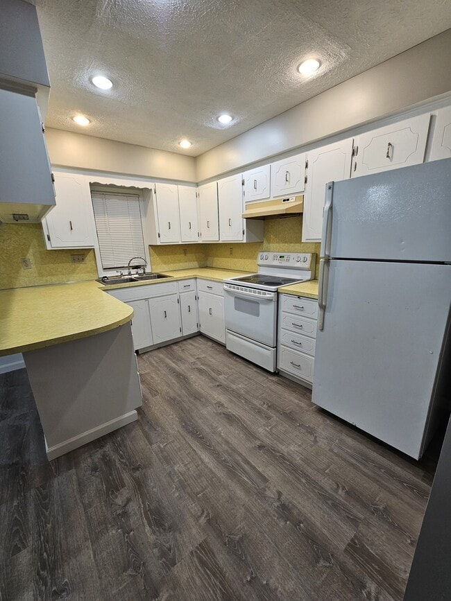 Building Photo - 5604 S 79th St