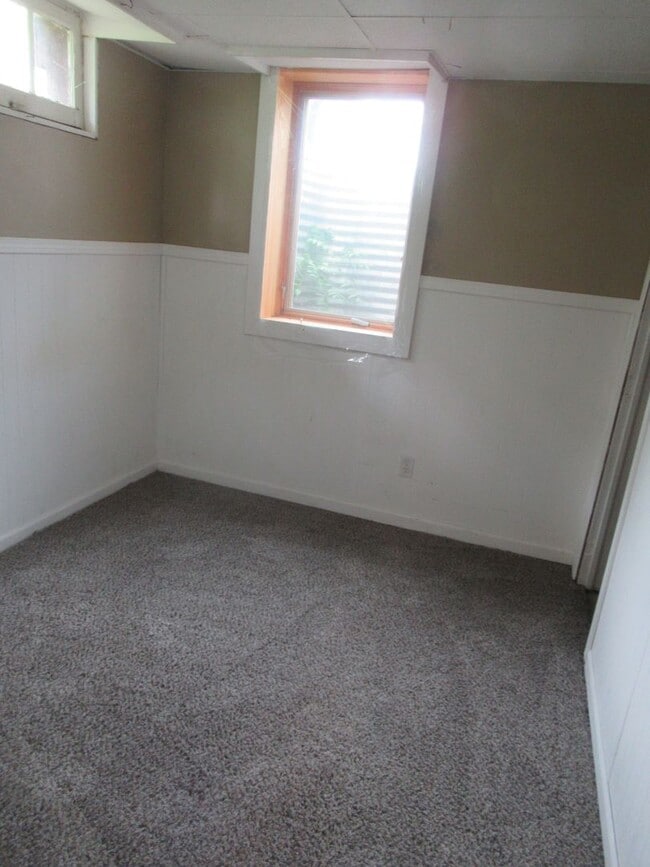 Building Photo - 3 bedroom house with garage