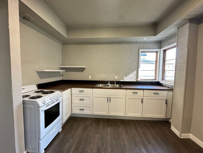 Building Photo - Five Bedroom House Available in Battle Creek