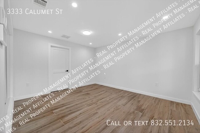 Building Photo - 3333 Calumet St