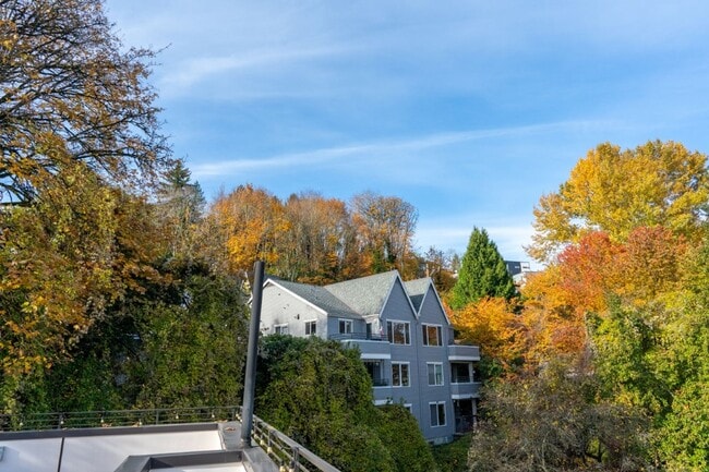 Building Photo - 3Bd/3.5Ba Seattle Townhouse