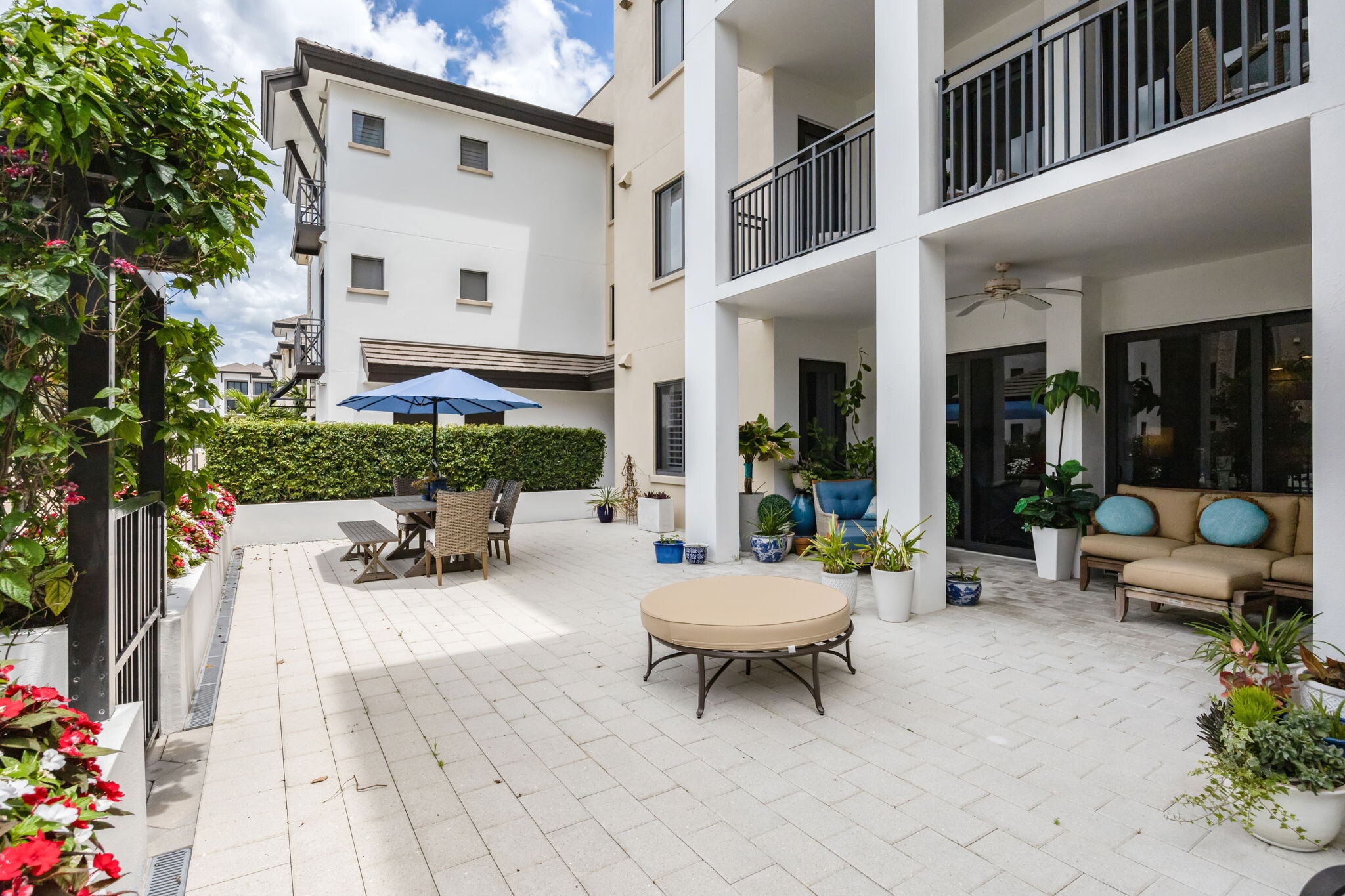 PRIVATE LANAI - 1030 3rd Ave S
