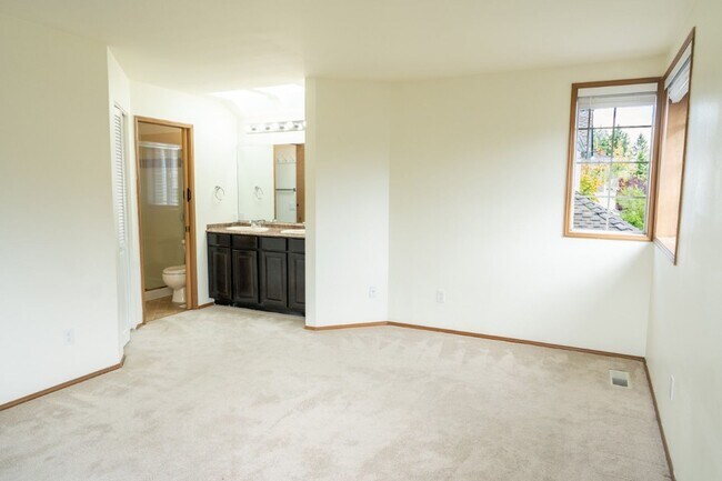 Building Photo - 3bd/2.25ba Sammamish House