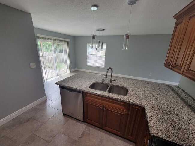 Building Photo - Beautiful Home near Busch Gardens!