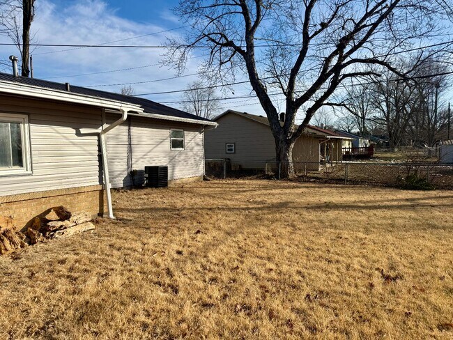 Building Photo - 602 Meadowlawn Dr