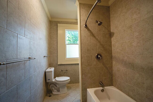 Building Photo - Available 06/01/26 - 5 Bedroom Townhouse c...